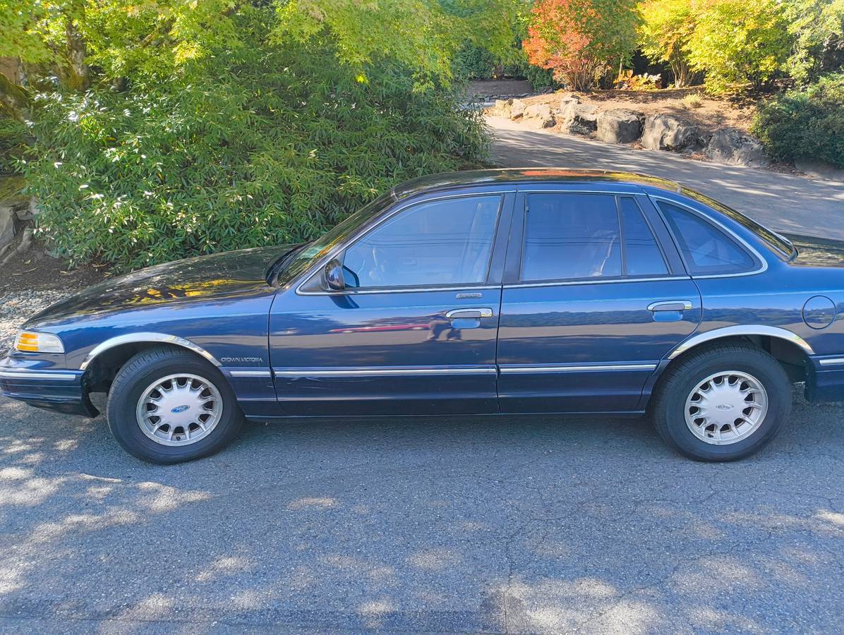 Ford-Crown-victoria-1995-Blue