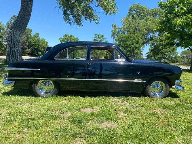 Ford-Custom-deluxe-1951-Black