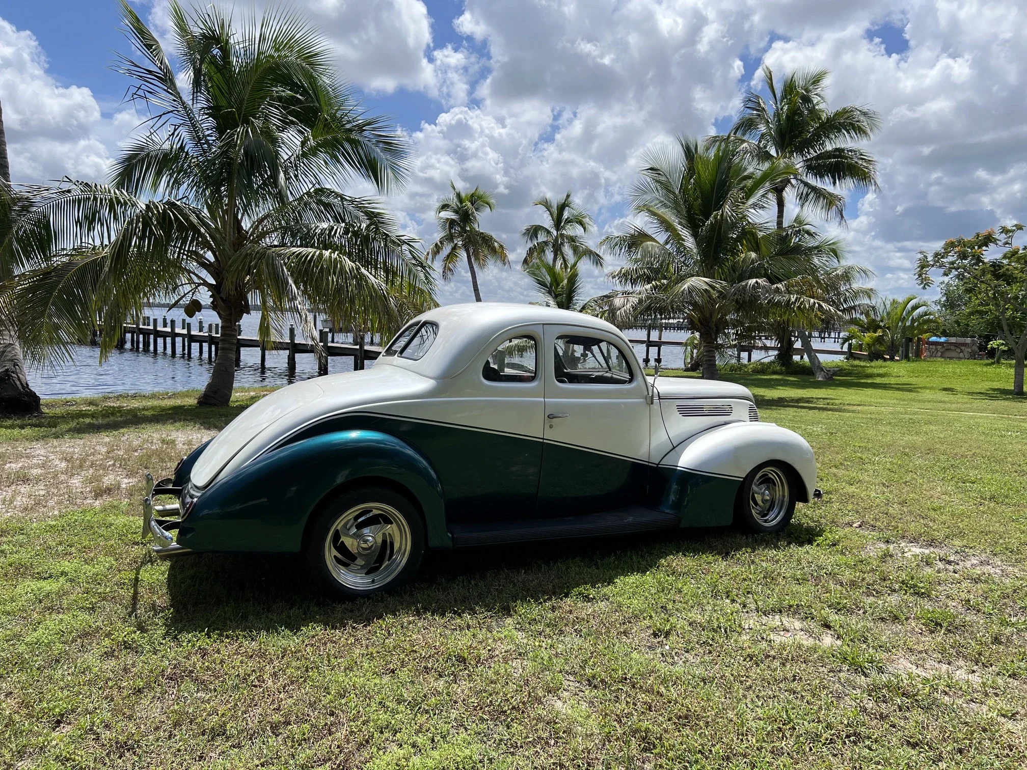 Ford-Deluxe-1938-White-Black