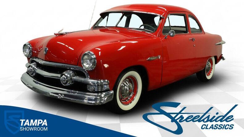 Ford-Deluxe-1951-Victory-Red-Gray