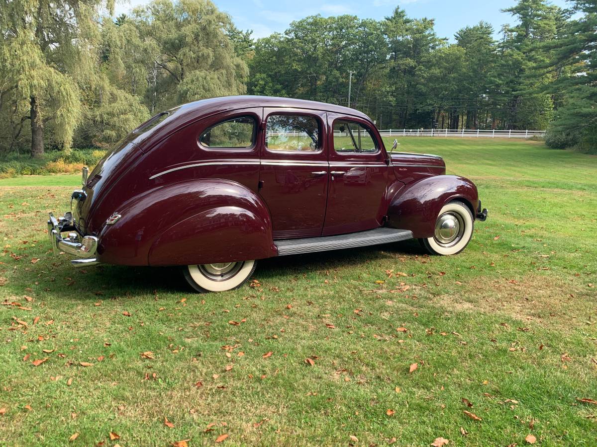 Ford-Deluxe-sedan-1940-Red