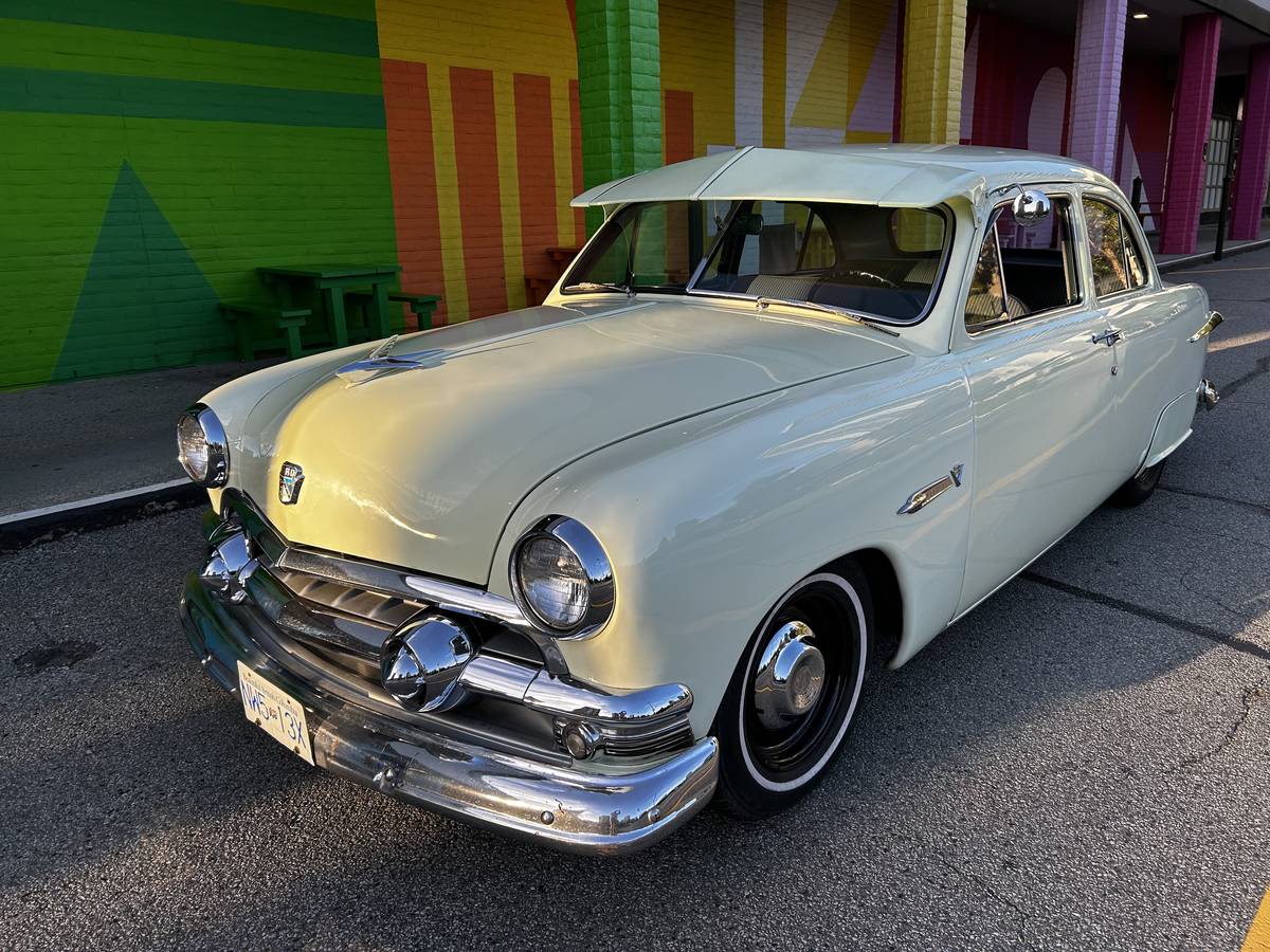 Ford-Deluxe-sedan-shoebox-1951-Green