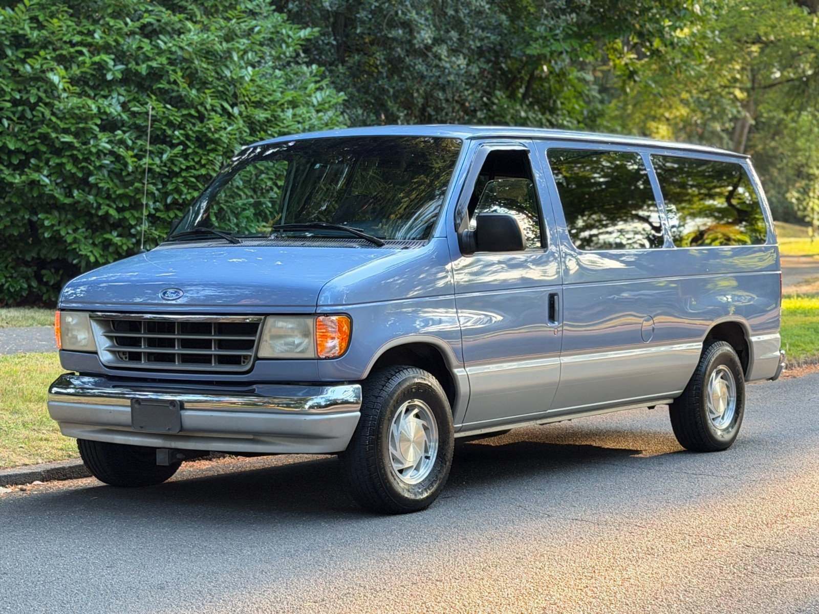 Ford-E-150-Econoline-Club-Wagon-1996-Extended-Passenger-Van-Blue