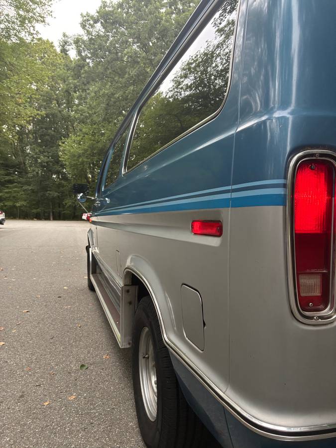Ford-E150-cargo-van-1985-Blue