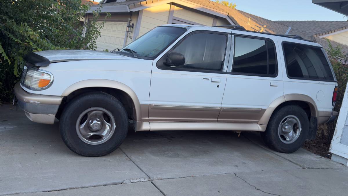 Ford-Explorer-eddie-bauer-1996-White