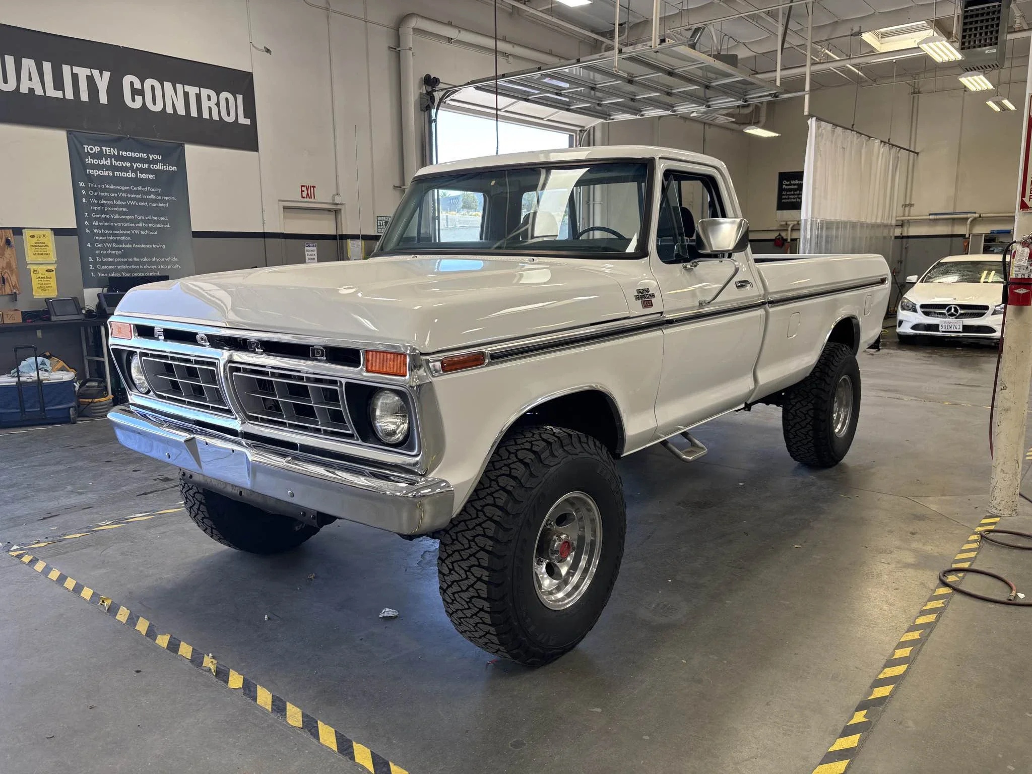Ford-F-250-1977-White-Black