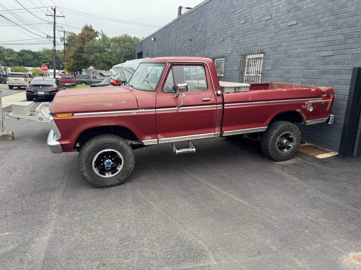Ford-F-250-high-boy-pickup-truck-1976-Red