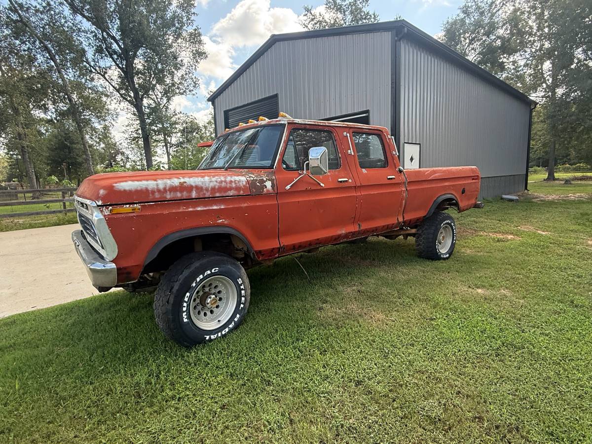 Ford-F250-crew-cab-4x4-1975-Red