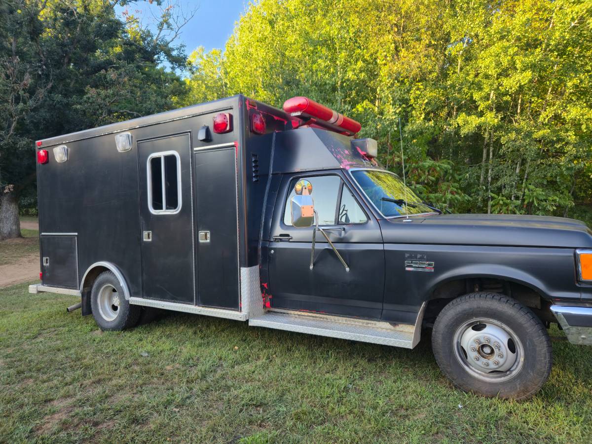 Ford-F450-ambulance-1991-Black