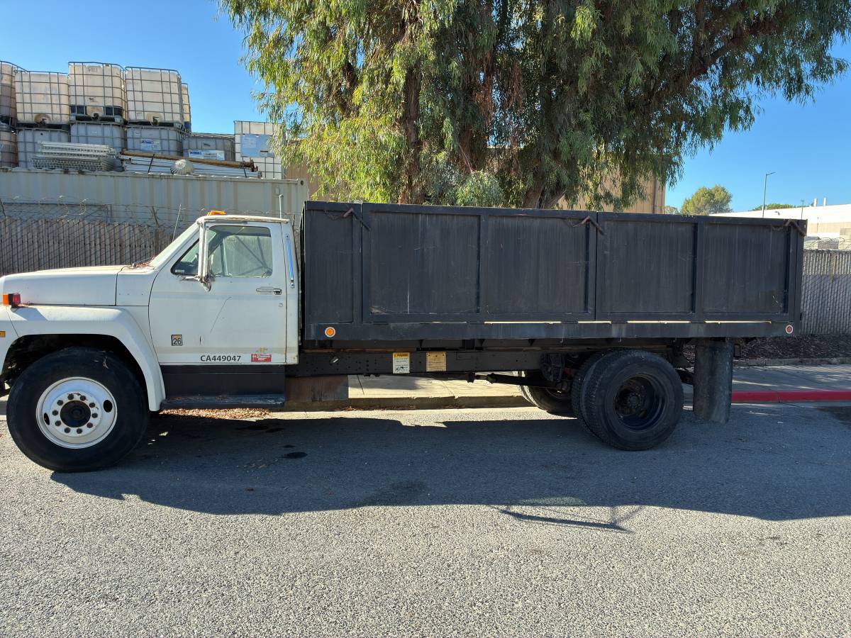 Ford-F700-1986-White