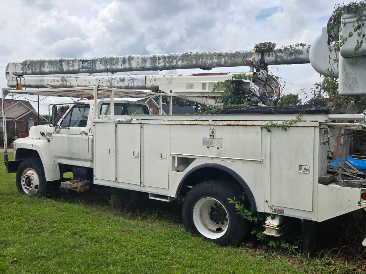 Ford-F700-1991-White