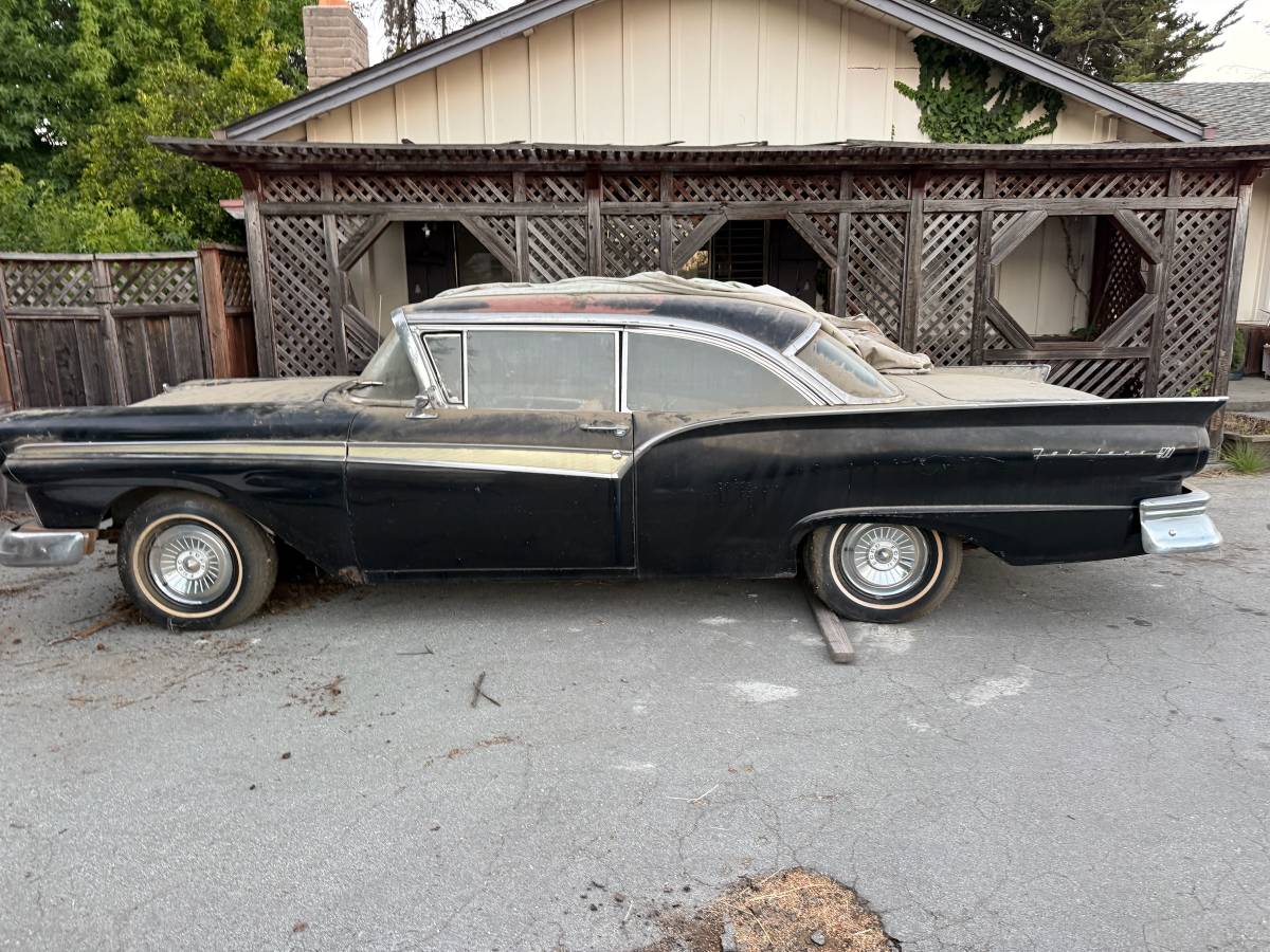 Ford-Fairlane-1957