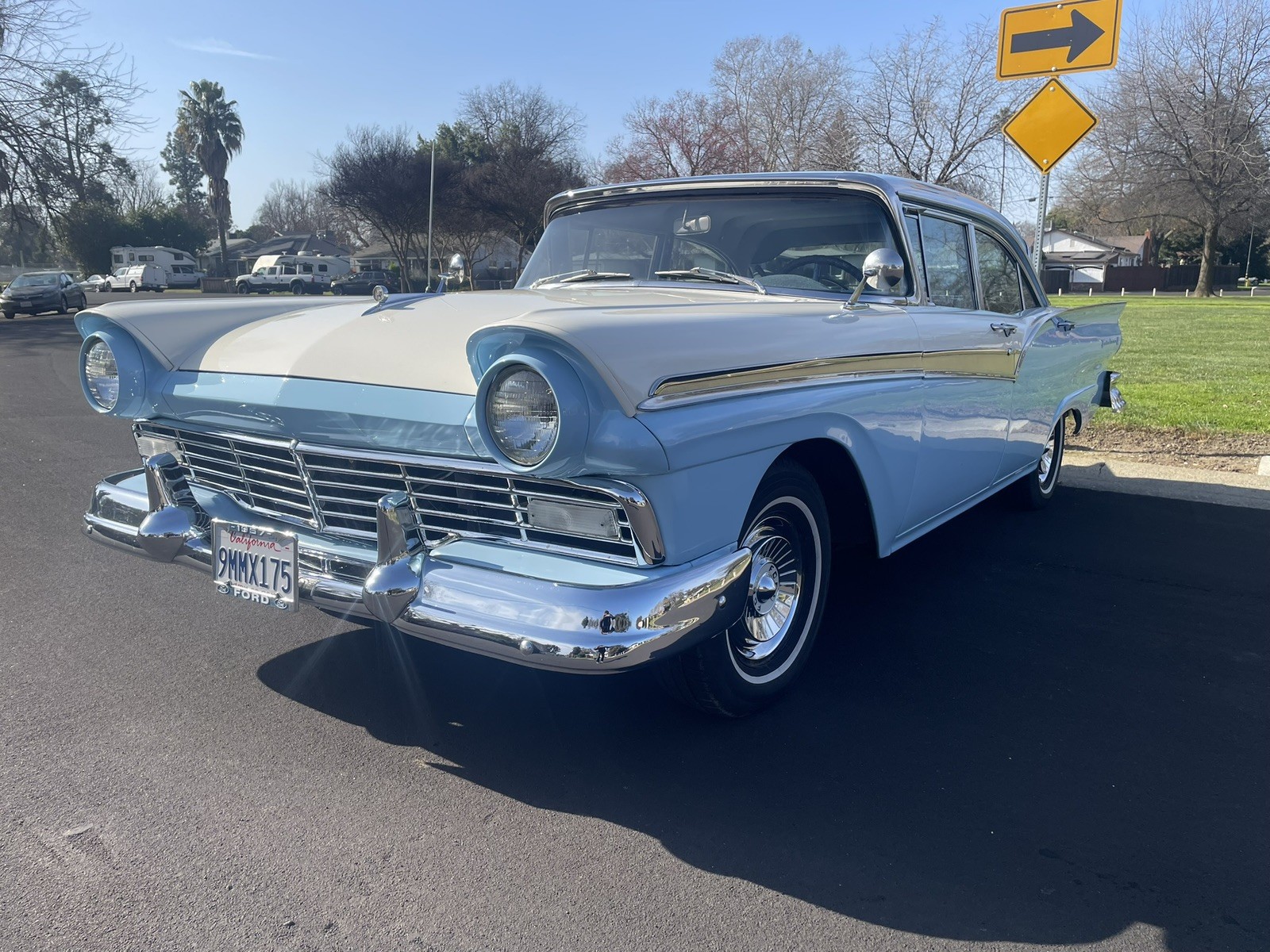 Ford-Fairlane-1957-Sedan-Blue
