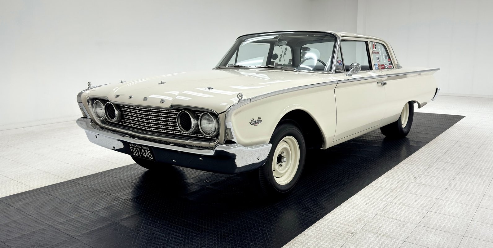 Ford-Fairlane-1960-Sedan-Gray