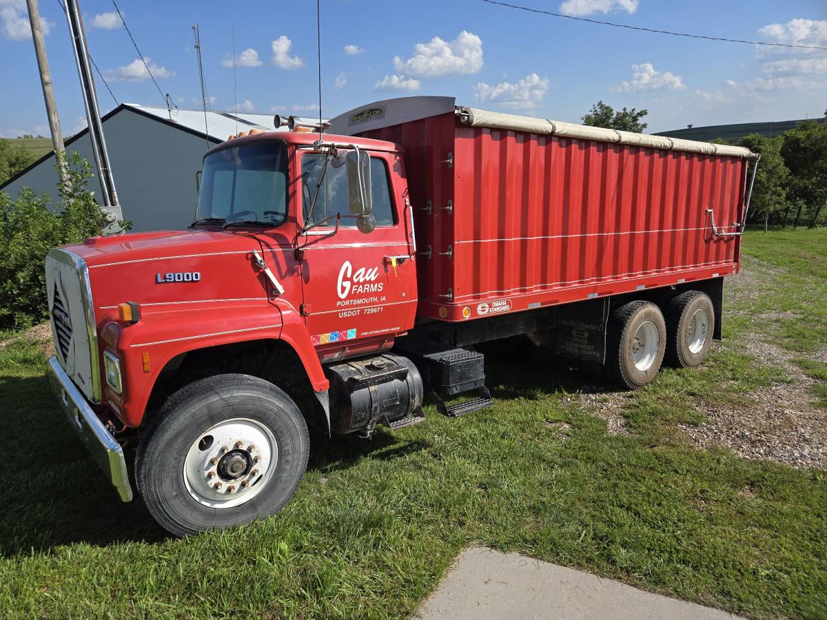 Ford-L9000-1988-Red