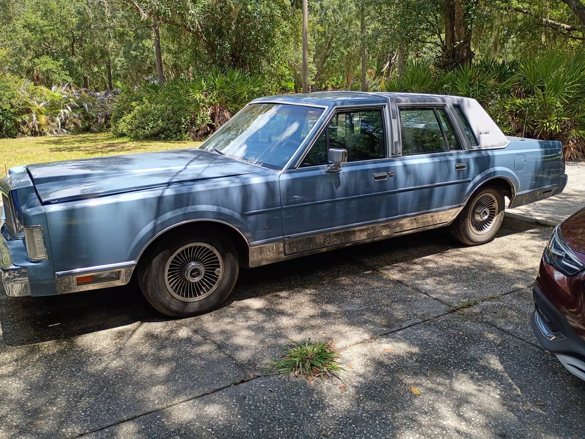 Ford-Lincoln-town-car-sedan-signature-serie-1988-Blue