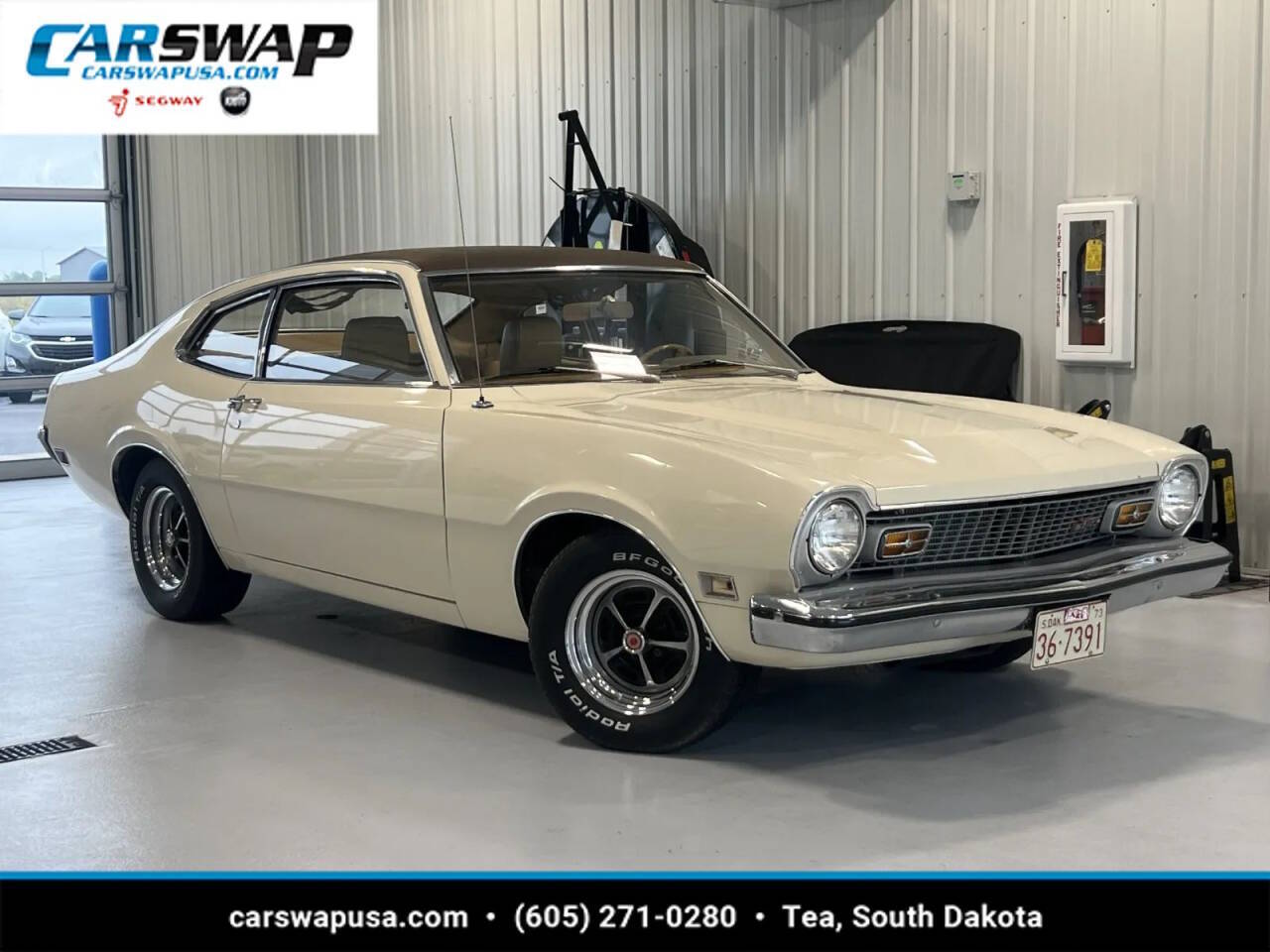 Ford-Maverick-1973-White-Tan