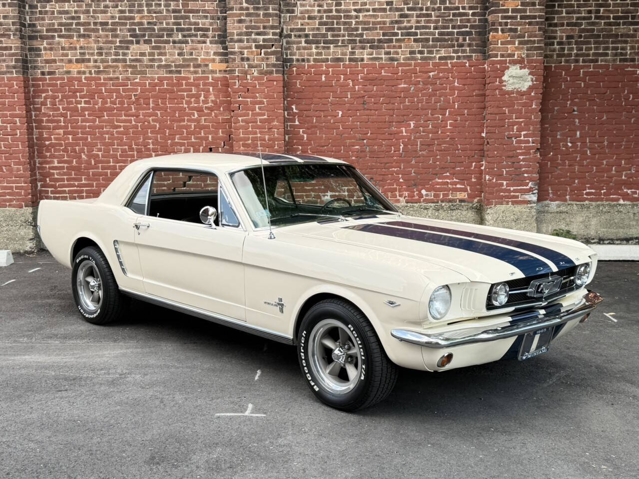 Ford-Mustang-1965-White-Black