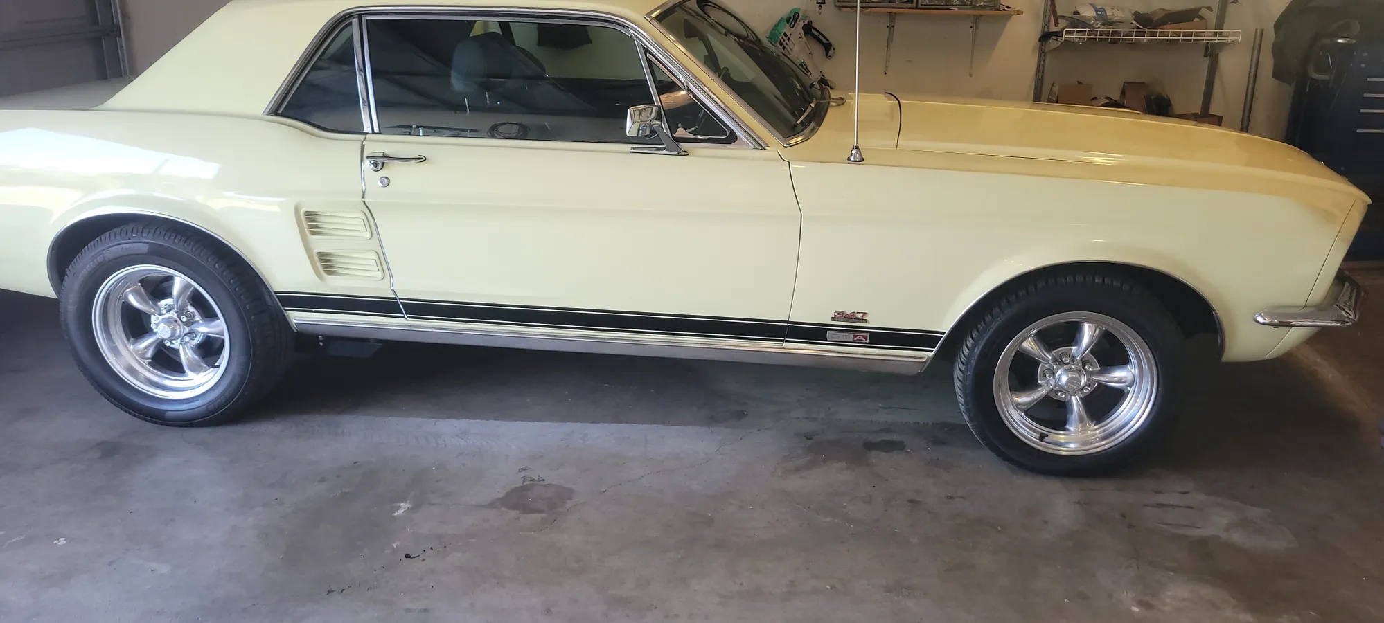 Ford-Mustang-1967-Yellow-Black