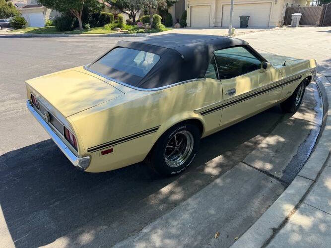Ford-Mustang-1971-YellowBlack-Top-White