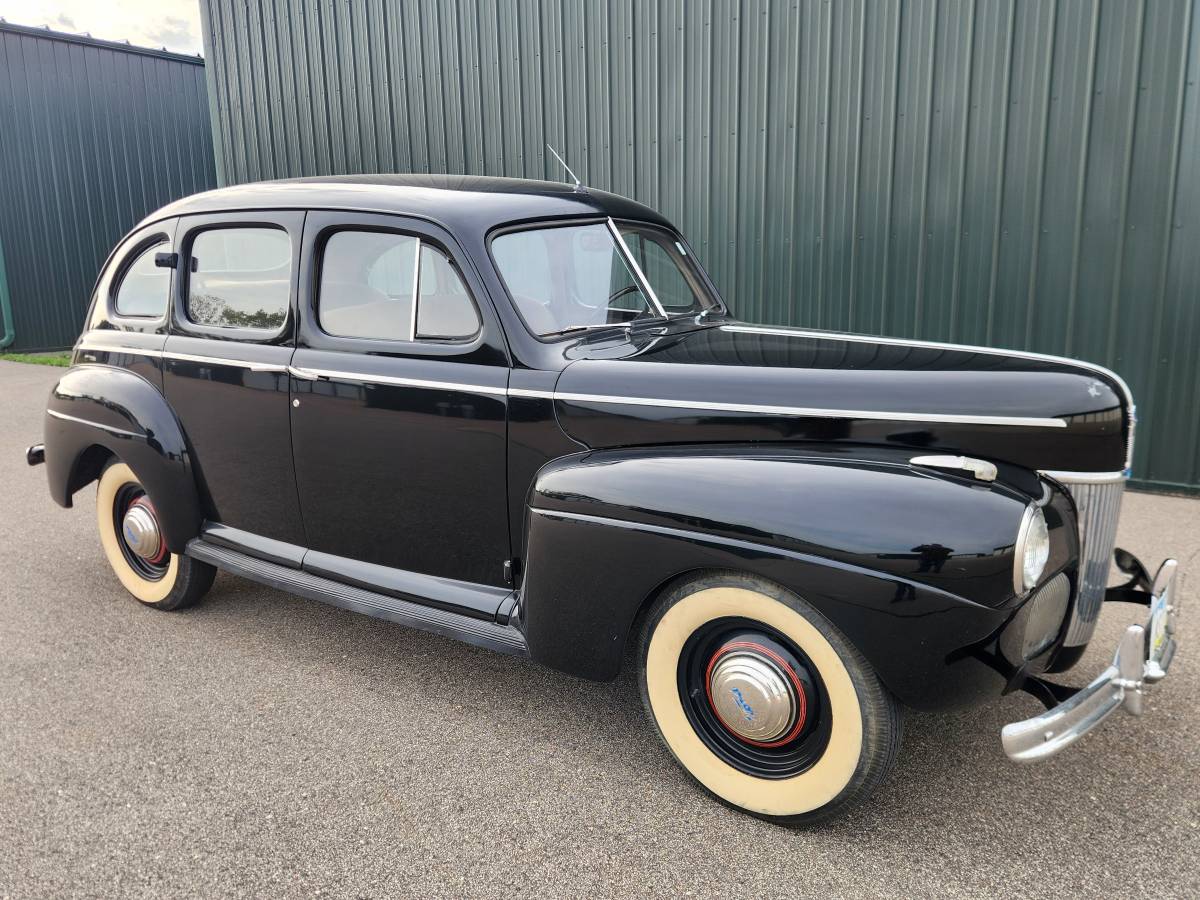 Ford-Sedan-1941-Black