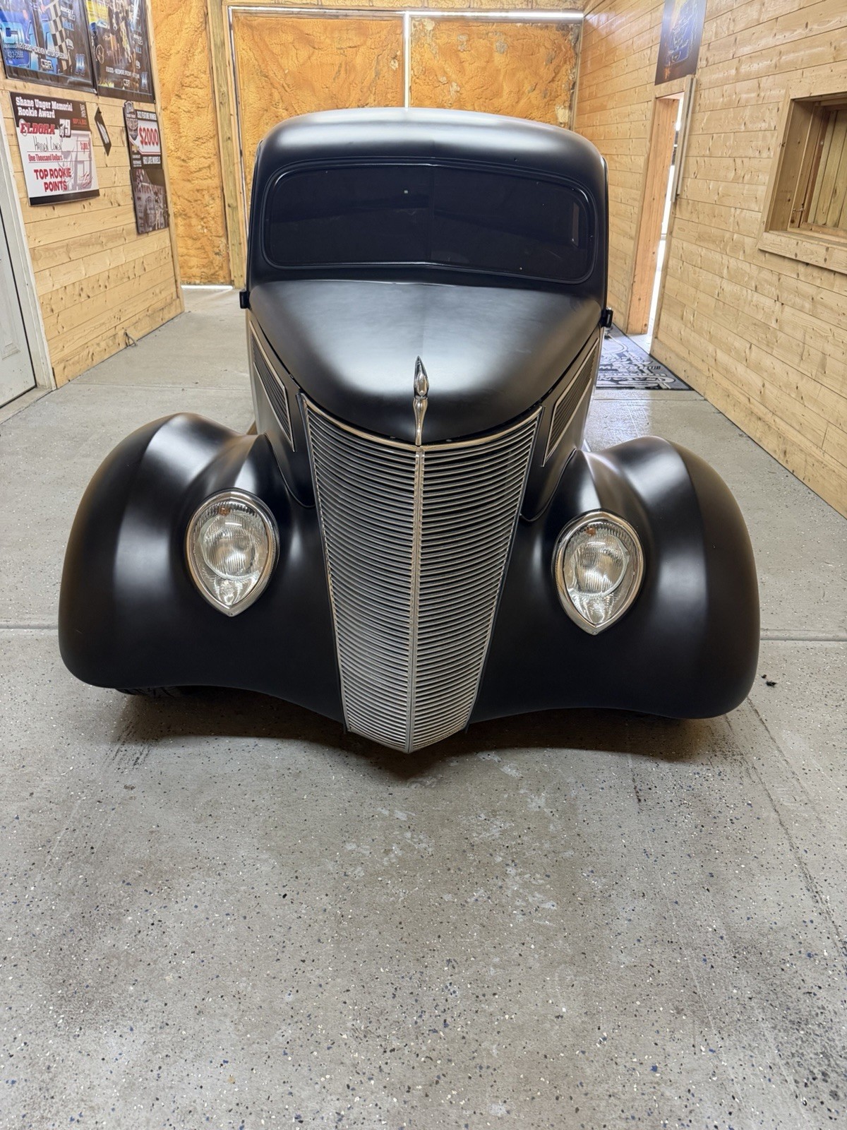 Ford-Super-Deluxe-1937-Coupe-Brown
