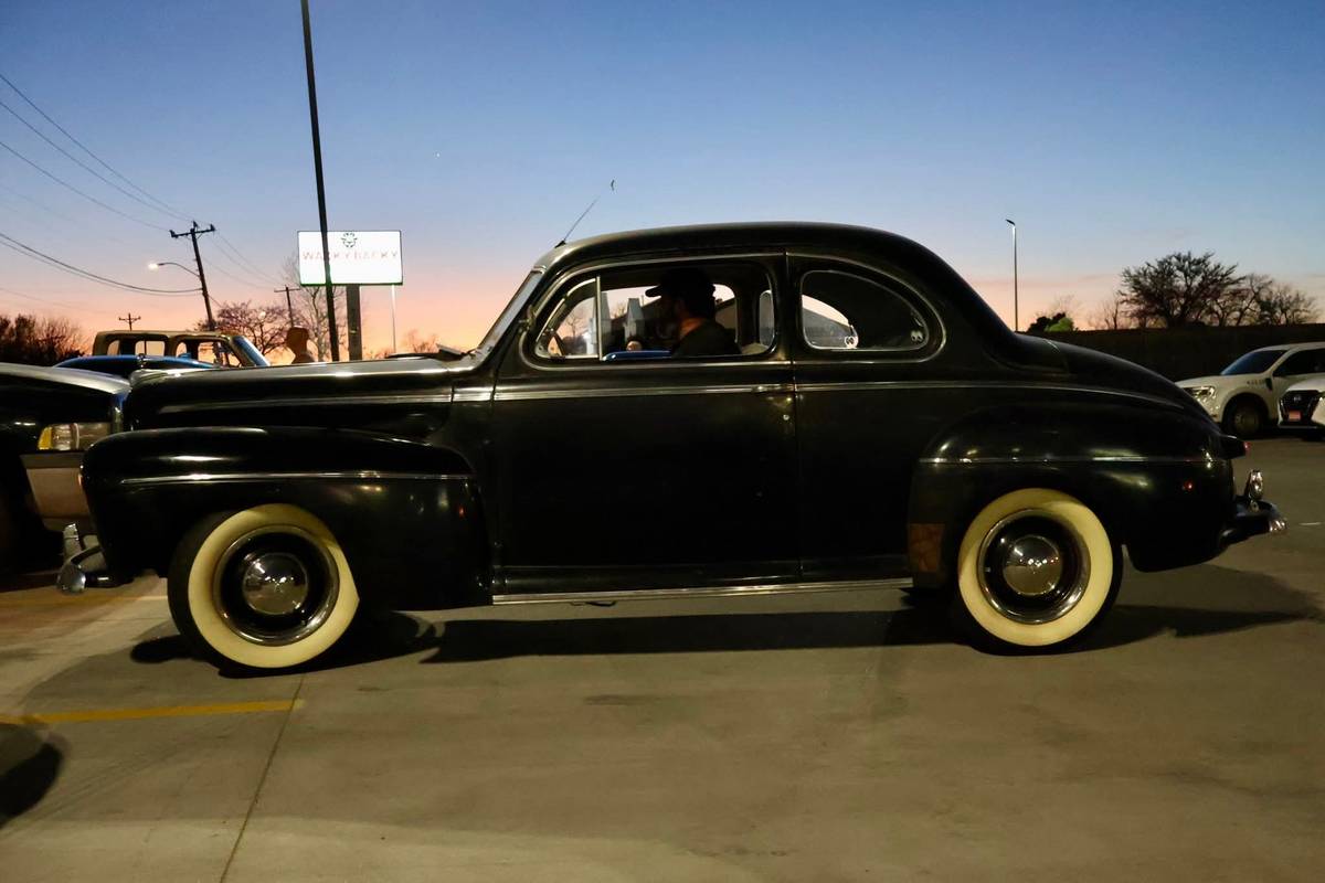 Ford-Super-deluxe-coupe-1946-Black