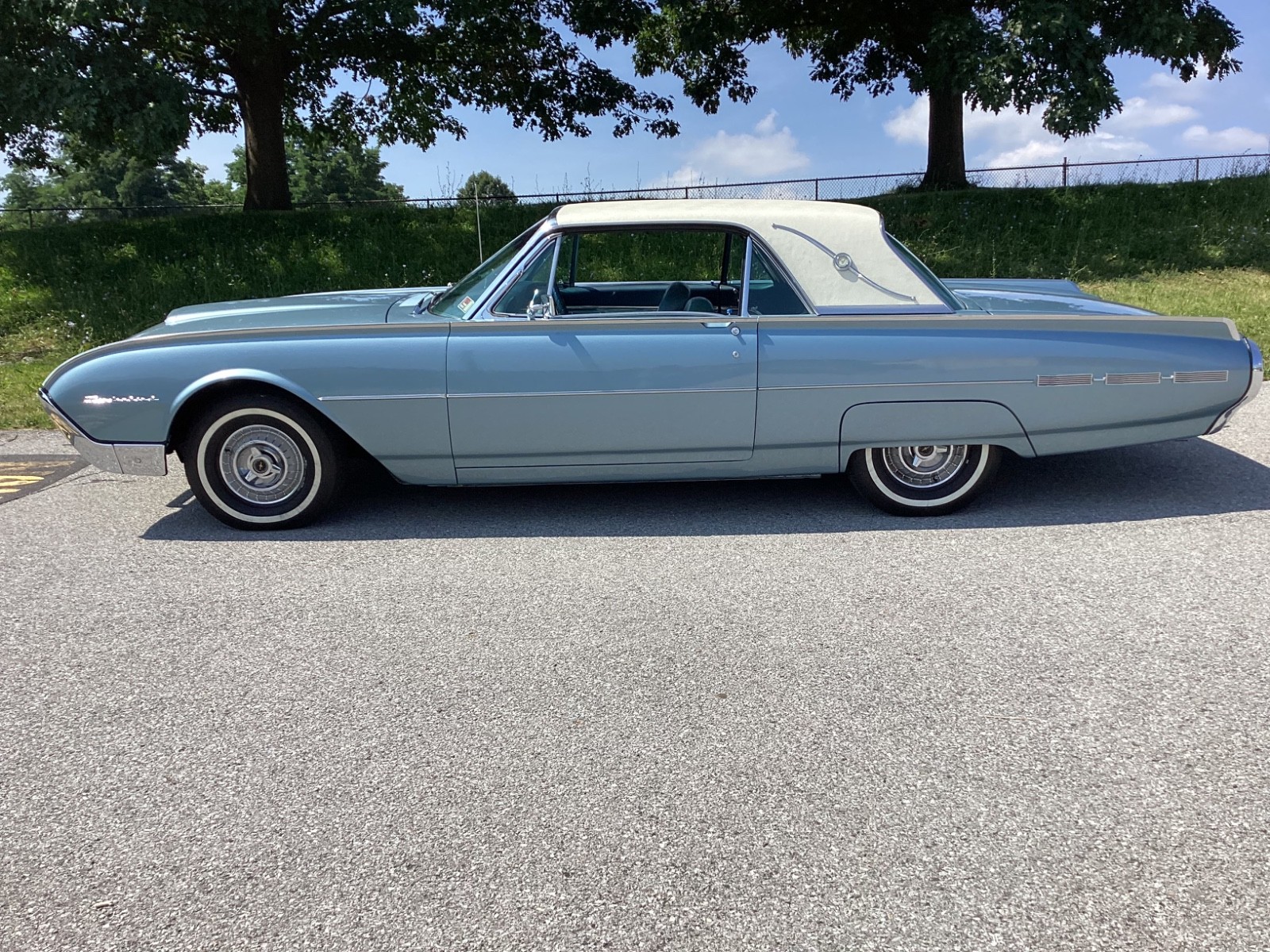 Ford-Thunderbird-1962-Sedan-Blue