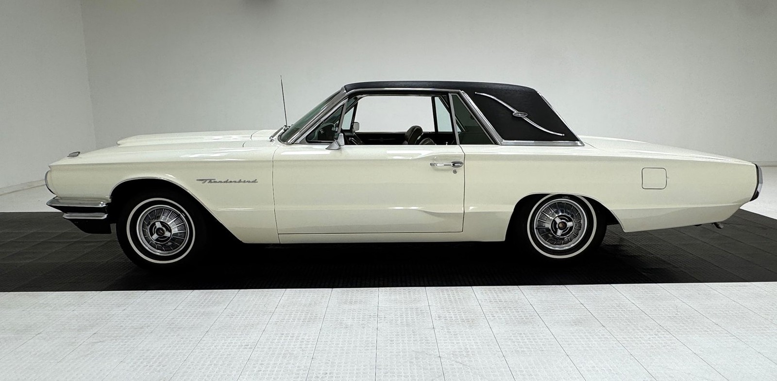 Ford-Thunderbird-1964-Wimbledon-White-Gold