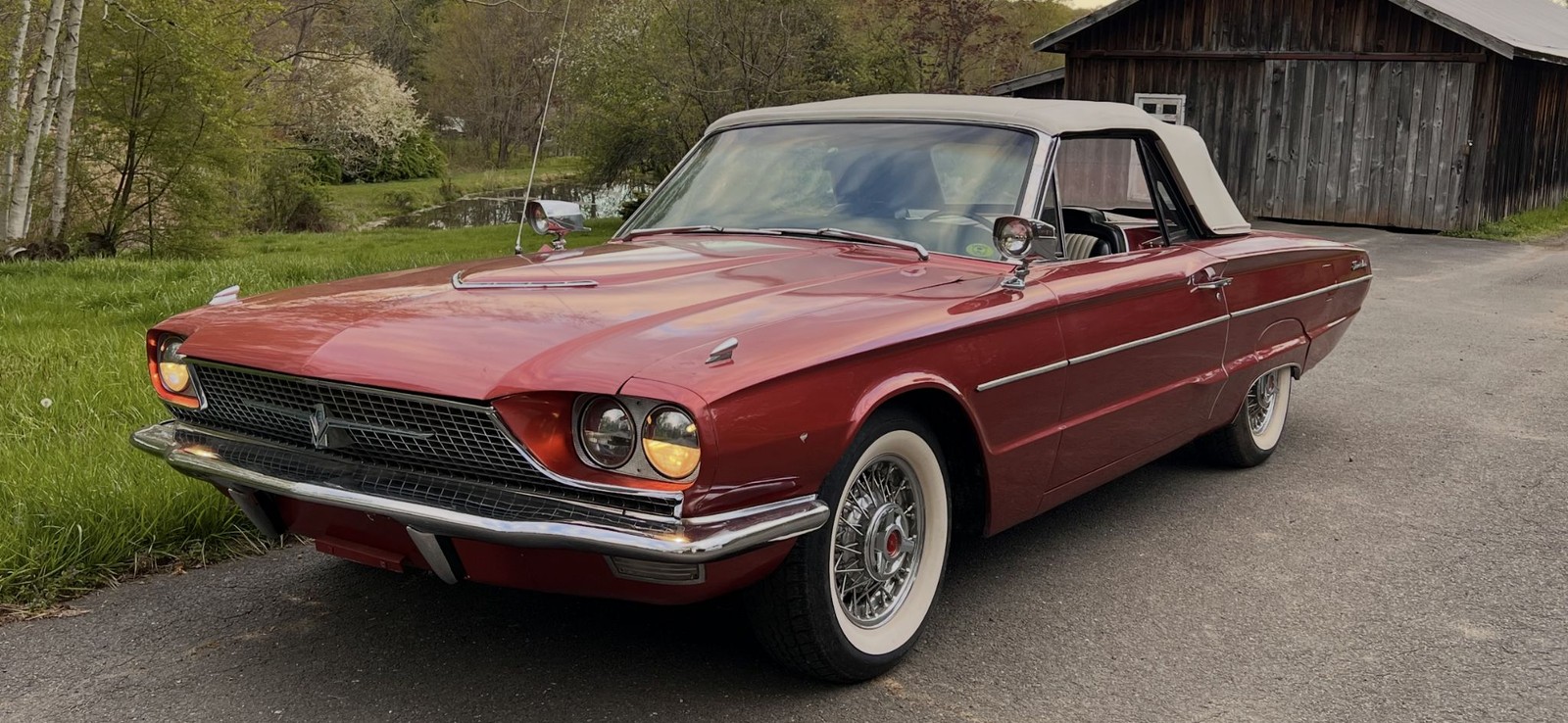Ford-Thunderbird-1966-Retractable-Convertible-Black-with-white