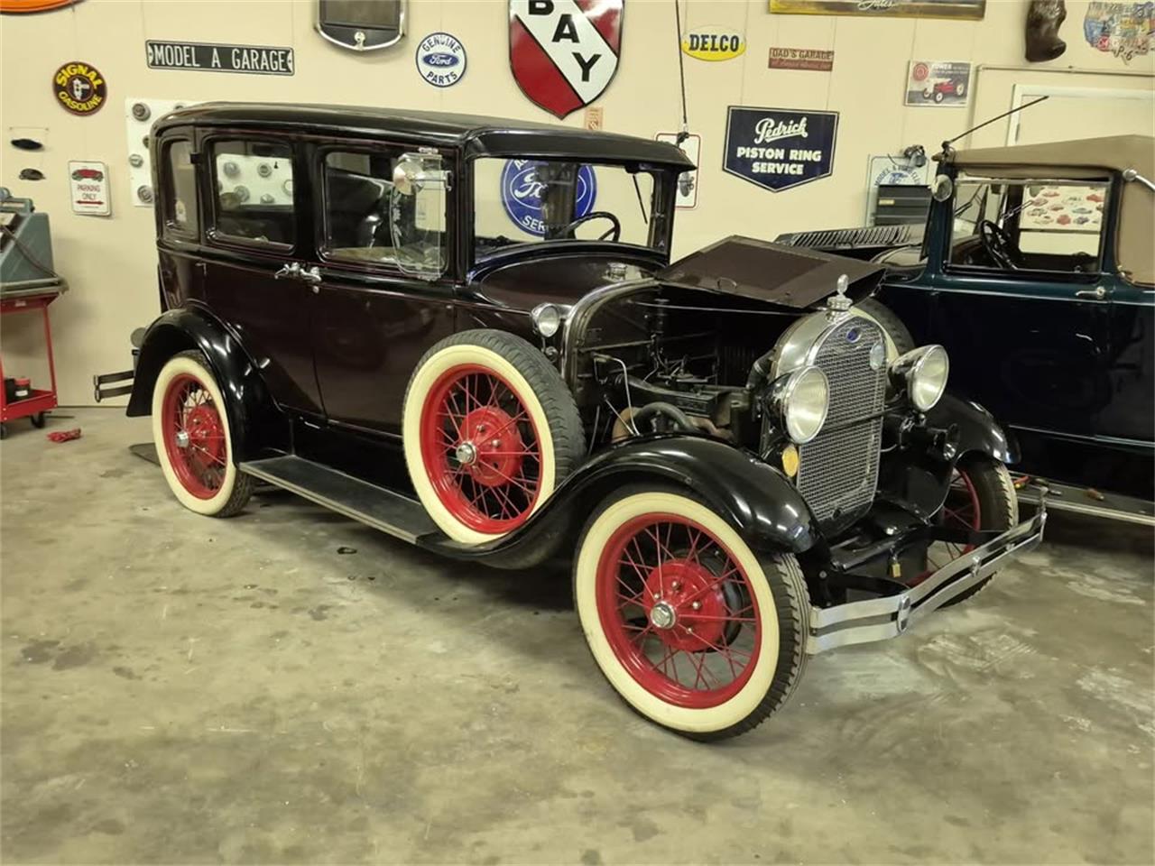 Ford-Town-sedan-1929-Ford-Maroon-and-Blac-Brown