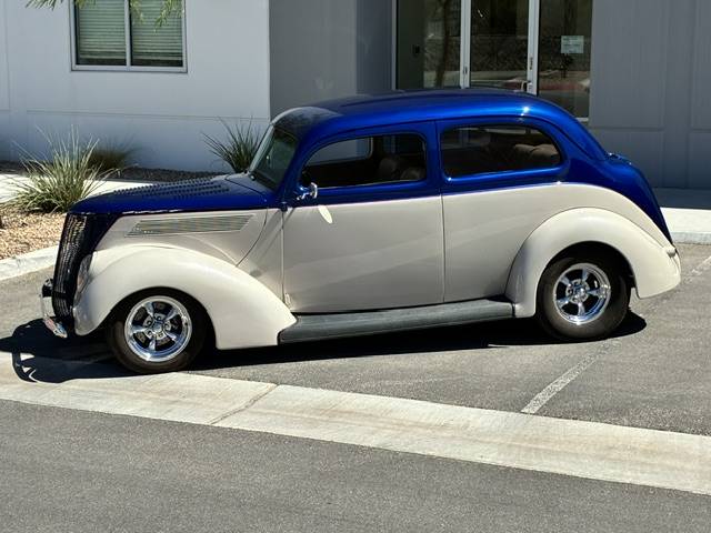 Ford-Trunk-back-sedan-1937-Blue