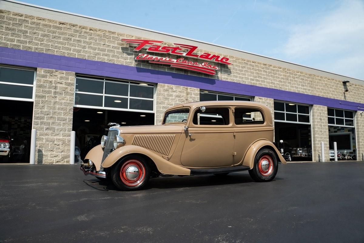 Ford-Tudor-1934-Sedan-Tan
