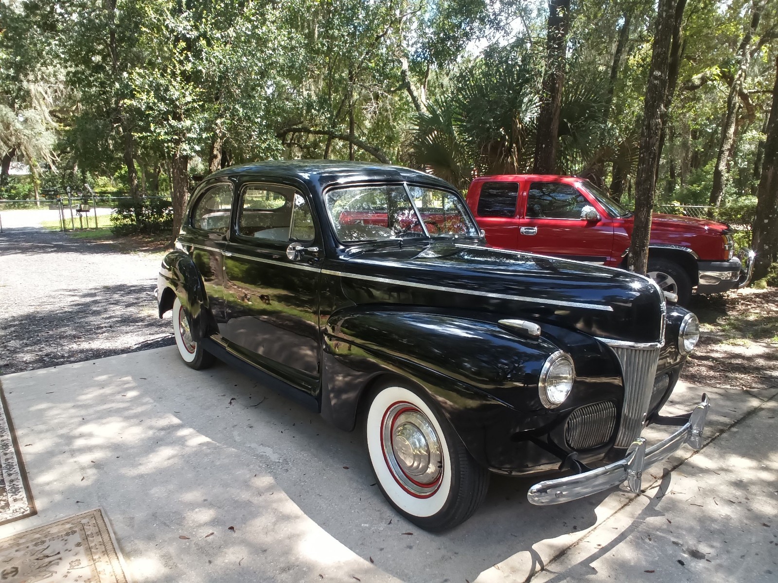 Ford-Tudor-Deluxe-1941-Coupe-Red-and-White