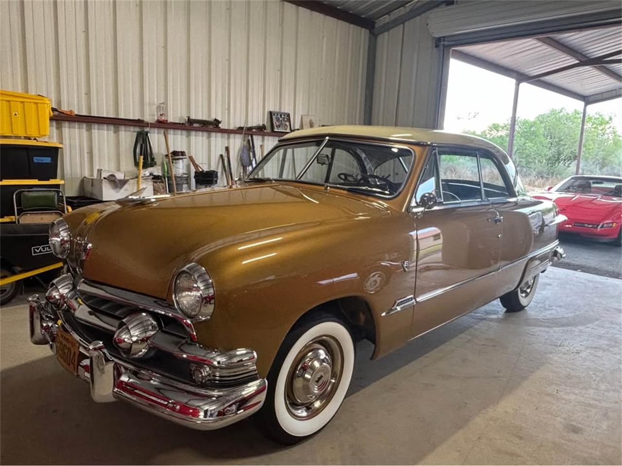 Ford-Victoria-1951-Gold-Tan