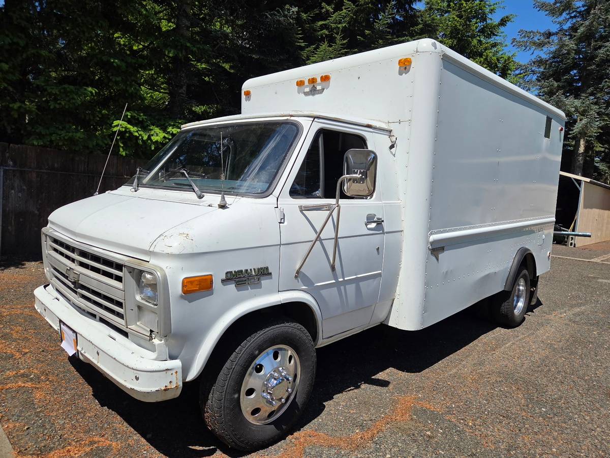 G-30-cutaway-stepvan-1989-White