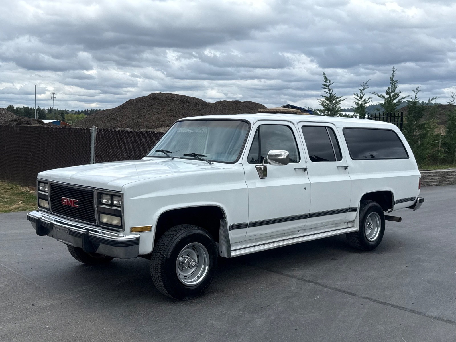 GMC-Suburban-1990-Gray
