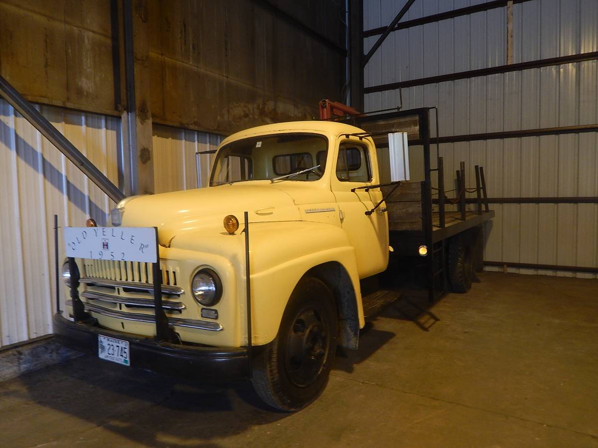 International-ihc-L-160-series-farm-truck-1952-Yellow