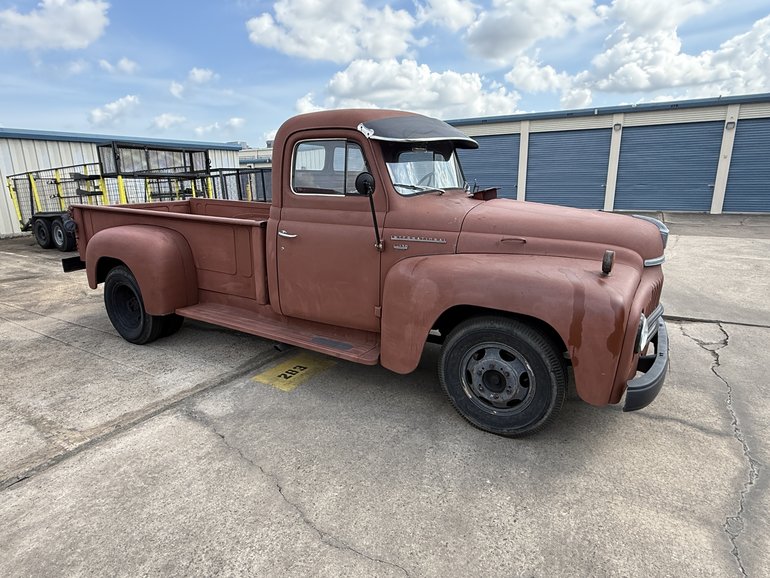 International-ihc-L-series-1952-Primer-Red-Black