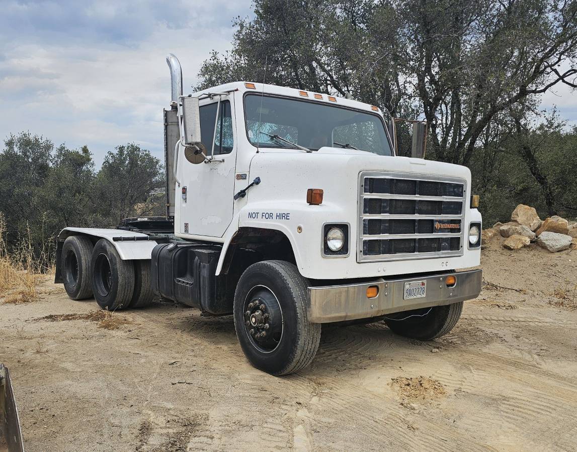 International-ihc-S2200-1983-White