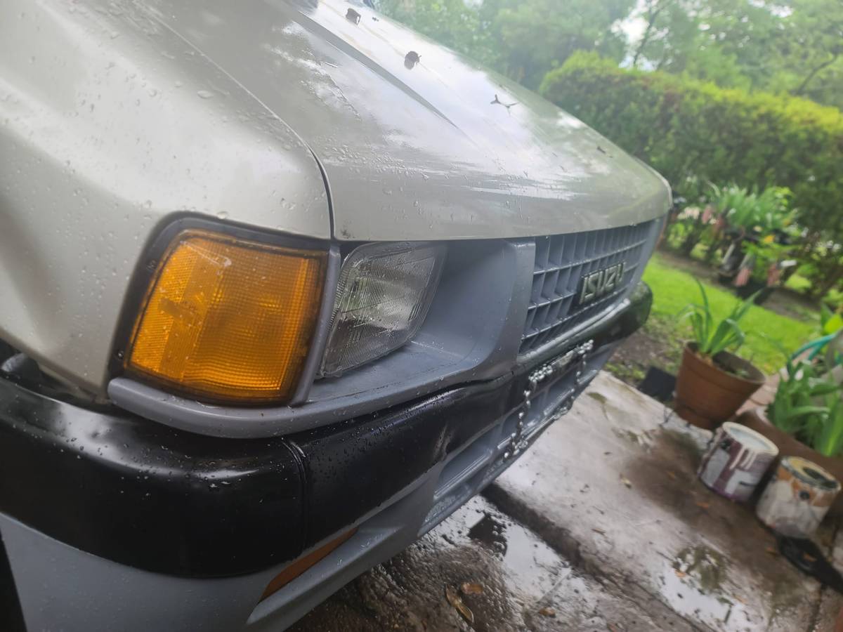 Isuzu-pickup-1995-Silver