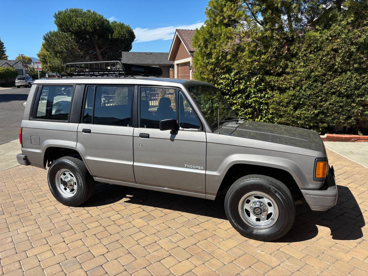Isuzu-trooper-1989