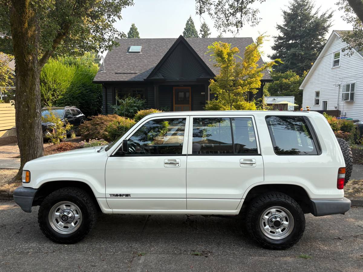 Isuzu-trooper-1994-White