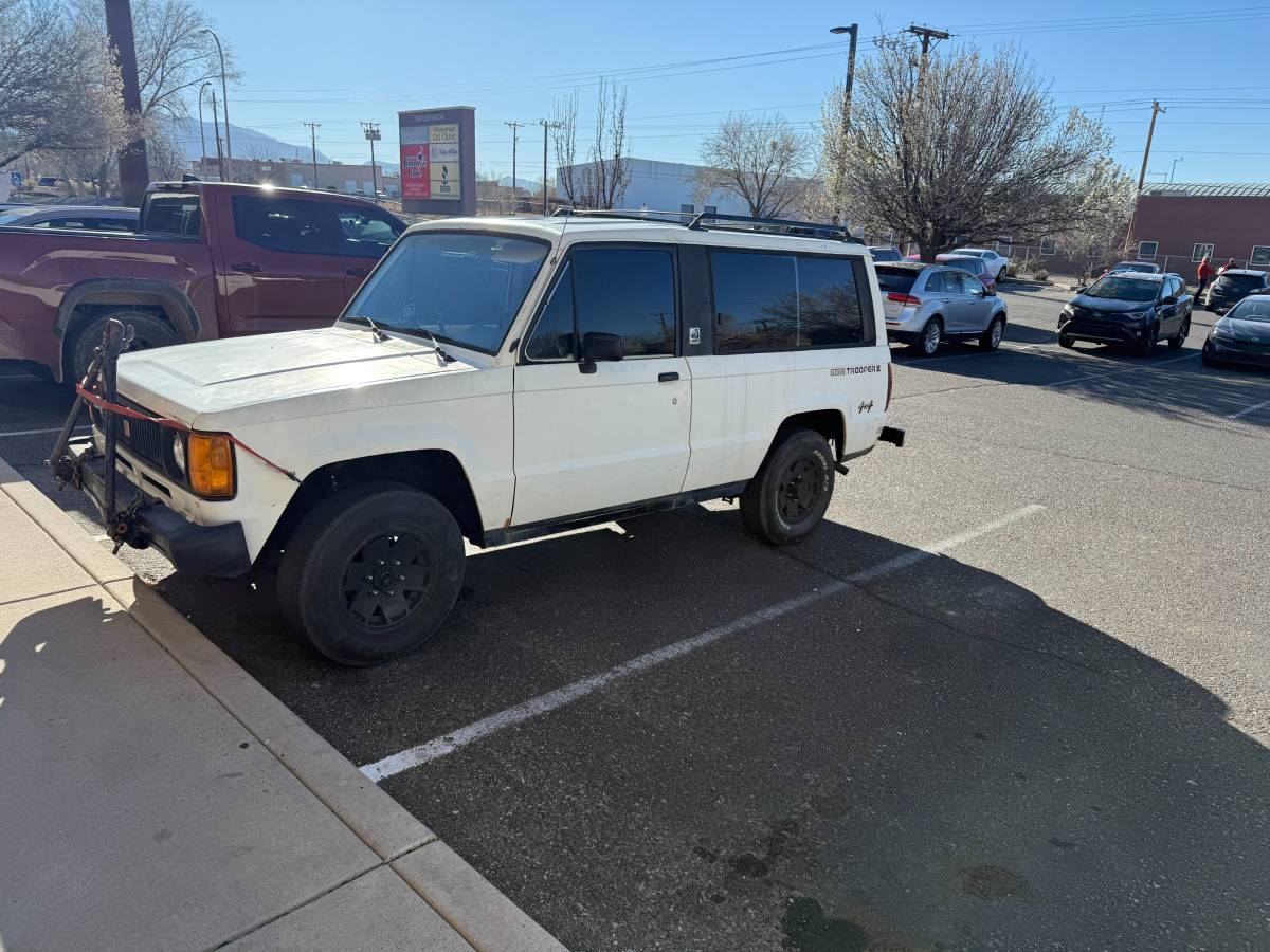 Isuzu-trooper-2-1982-White