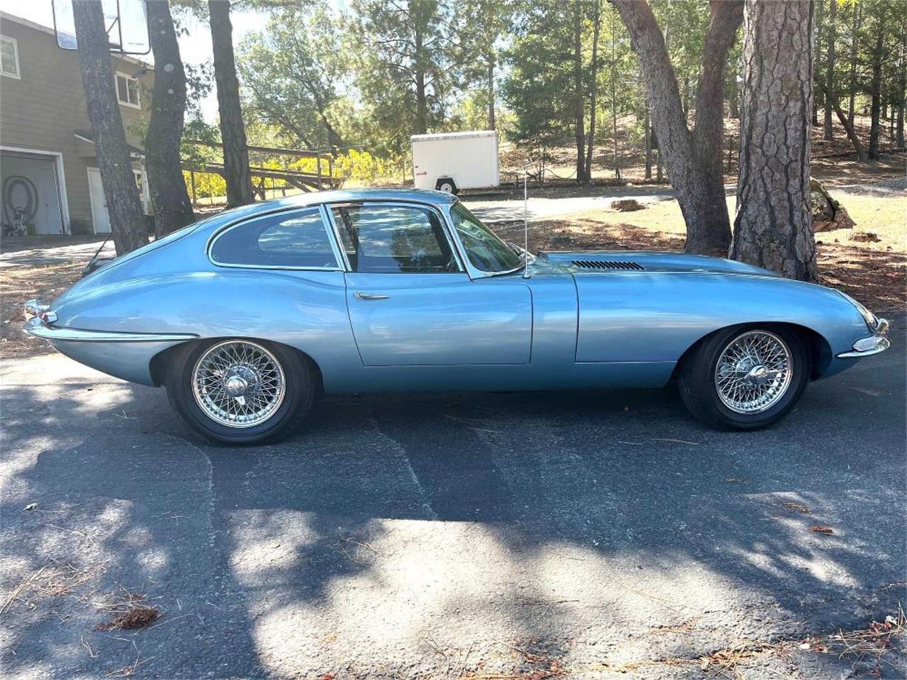 Jaguar-E-type-1967-Opalescent-Sil-Blue-factory-blue