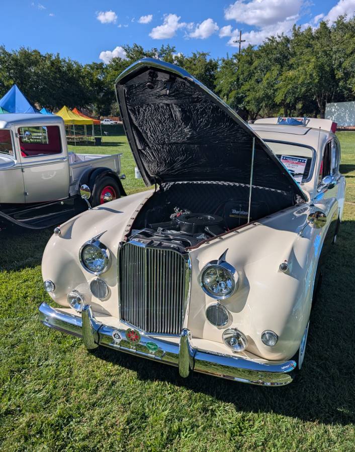Jaguar-Mk9-saloon-1958-White