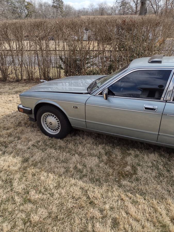 Jaguar-Vanden-plas-1990-Blue