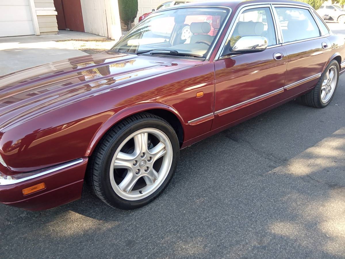 Jaguar-Xj-1979-Red