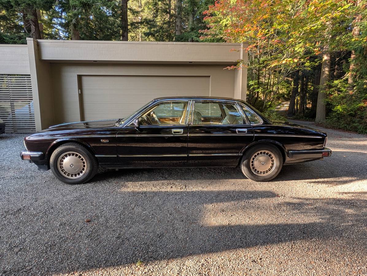 Jaguar-Xj6-vanden-plas-majestic-1992-Black