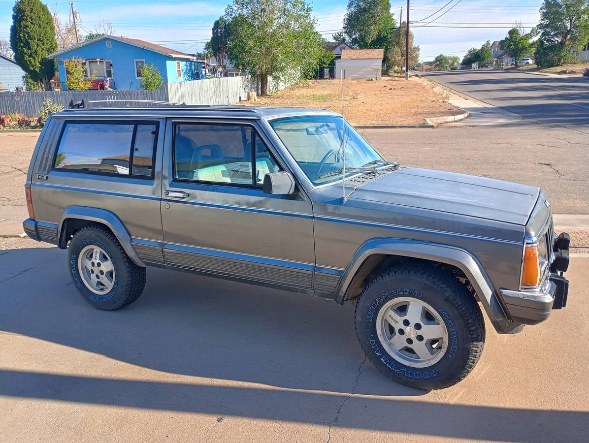 Jeep-Cherokee-1988-Gray